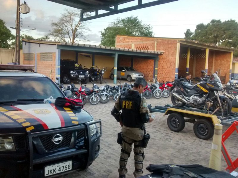 Dados da Polícia Rodoviária Federal (PRF) apontam que o número de acidentes e de mortos nas rodovias federais que cortam Alagoas caiu pela metade; houve redução de 40% no atendimento a sinistros graves e 29% no número de feridos; comparando-se ao mesmo período de 2016, a PRF conseguiu reduzir todos os índices relacionados a acidentes de trânsito (Foto: Voney Malta) Dados da Polícia Rodoviária Federal (PRF) apontam que o número de acidentes e de mortos nas rodovias federais que cortam Alagoas caiu pela metade; houve redução de 40% no atendimento a sinistros graves e 29% no número de feridos; comparando-se ao mesmo período de 2016, a PRF conseguiu reduzir todos os índices relacionados a acidentes de trânsito