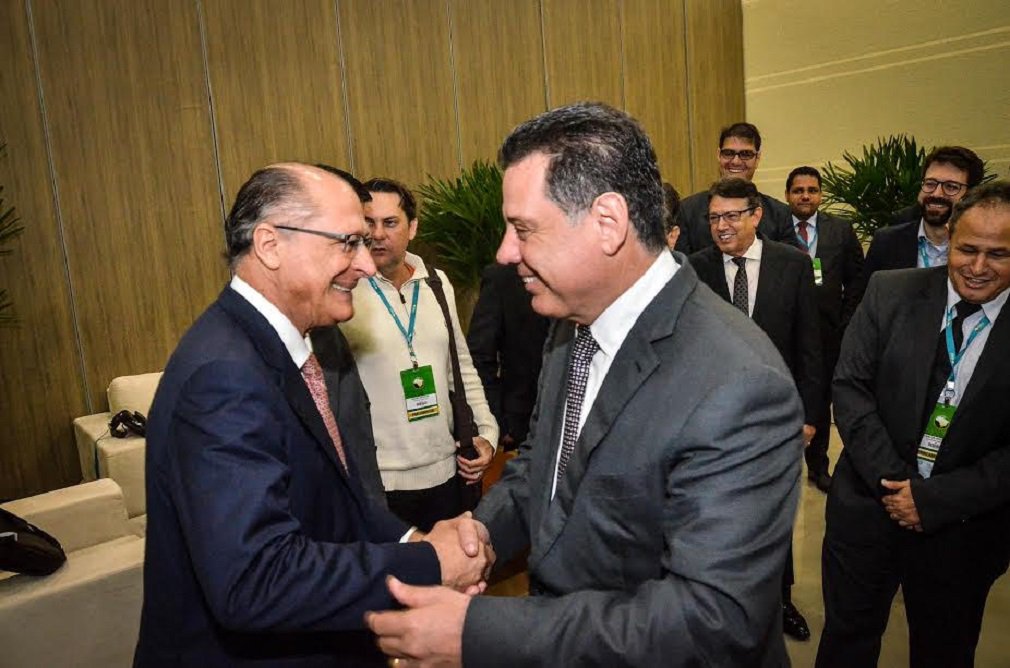 Com o tema “O Brasil e suas reformas”, governador Marconi Perillo foi um dos palestrantes da 21º Conferência Nacional dos Legisladores e Legislativos Estaduais (CNLE), realizada anualmente pela Unale – União Nacional dos Legisladores e Legislativos Estaduais, em Foz do Iguaçu; “A partir de 2019 - observa - precisamos ter uma liderança forte, que tenha coragem de enfrentar os desafios dessa agenda moderna. Muita coisa está errada e precisa ser corrigida. Esse líder terá que ter coragem para enfrentar privilégios, enfrentar corporações, apresentar ao País uma agenda de redução dos gastos”, disse o tucano (Foto: José Barbacena) Com o tema “O Brasil e suas reformas”, governador Marconi Perillo foi um dos palestrantes da 21º Conferência Nacional dos Legisladores e Legislativos Estaduais (CNLE), realizada anualmente pela Unale – União Nacional dos Legisladores e Legislativos Estaduais, em Foz do Iguaçu; “A partir de 2019 - observa - precisamos ter uma liderança forte, que tenha coragem de enfrentar os desafios dessa agenda moderna. Muita coisa está errada e precisa ser corrigida. Esse líder terá que ter coragem para enfrentar privilégios, enfrentar corporações, apresentar ao País uma agenda de redução dos gastos”, disse o tucano