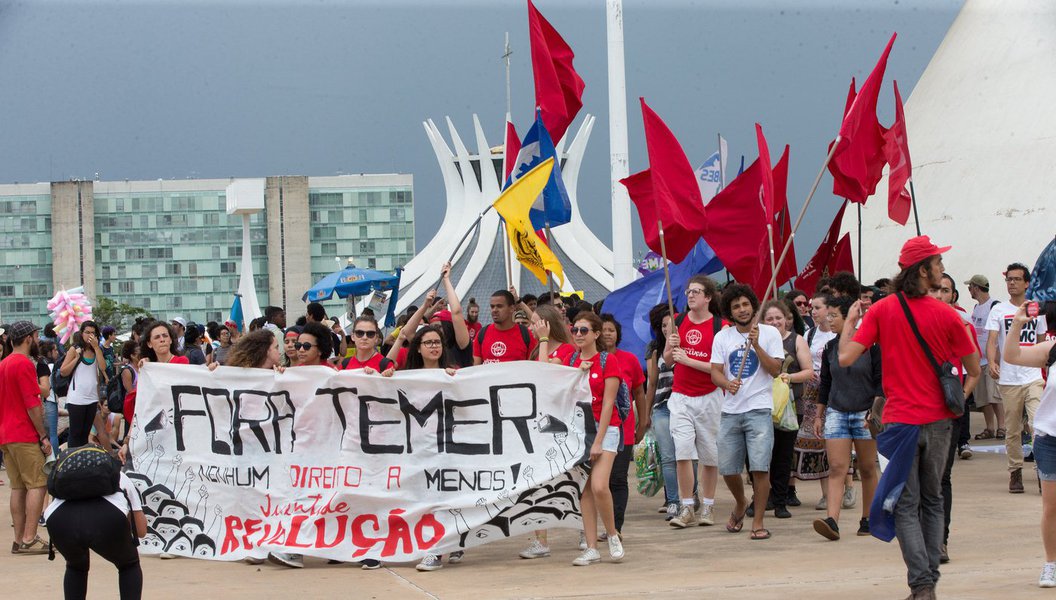 A reprovação brutal do governo ilegítimo de Michel Temer, que chegou a 95% na última pesquisa CNI/Ibope, é retumbante nas ruas de todo o país. Aprovar a denúncia do golpista por corrupção, no Plenário da Câmara dos Deputados, é certamente votar a favor do Brasil (Foto: Alice Portugal) A reprovação brutal do governo ilegítimo de Michel Temer, que chegou a 95% na última pesquisa CNI/Ibope, é retumbante nas ruas de todo o país. Aprovar a denúncia do golpista por corrupção, no Plenário da Câmara dos Deputados, é certamente votar a favor do Brasil