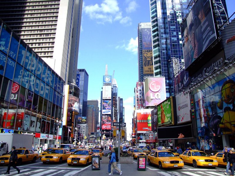Acidente no centro de Nova York deixa vários feridos e uma pessoa hospitalizada; colisão entre vários veículos nas proximidades da Nona Avenida fez com que um deles invadisse a calçada e ferisse vários pedestres (Foto: Charles Nisz) Acidente no centro de Nova York deixa vários feridos e uma pessoa hospitalizada; colisão entre vários veículos nas proximidades da Nona Avenida fez com que um deles invadisse a calçada e ferisse vários pedestres