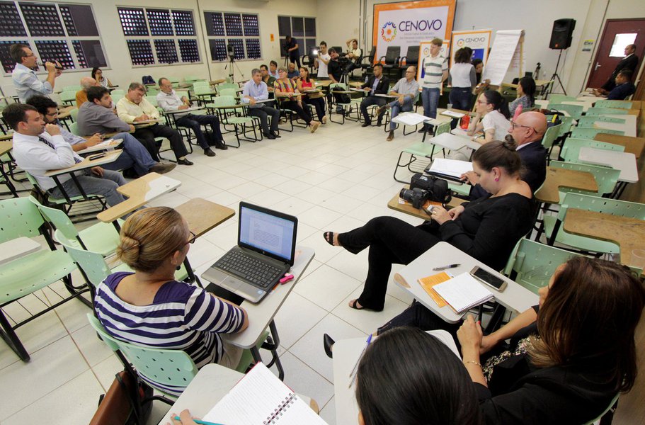 A Comissão Especial de Estudos para o Novo Ordenamento Econômico, Administrativo, Social e Político do Tocantins (Cenovo) da Assembleia Legislativa chega, na próxima semana, à região do Bico do Papagaio. Os debates acontecem na quinta-feira, dia 29, em Araguaína, no campus Cimba da Universidade Federal do Tocantins (UFT) e na sexta-feira, dia 30, em Augustinópolis, no campus da Universidade do Tocantins (Unitins), localizado no Colégio La Salle. As atividades vão encerrar a primeira etapa de discussões da Cenovo. (Foto: Leonardo Lucena) A Comissão Especial de Estudos para o Novo Ordenamento Econômico, Administrativo, Social e Político do Tocantins (Cenovo) da Assembleia Legislativa chega, na próxima semana, à região do Bico do Papagaio. Os debates acontecem na quinta-feira, dia 29, em Araguaína, no campus Cimba da Universidade Federal do Tocantins (UFT) e na sexta-feira, dia 30, em Augustinópolis, no campus da Universidade do Tocantins (Unitins), localizado no Colégio La Salle. As atividades vão encerrar a primeira etapa de discussões da Cenovo.