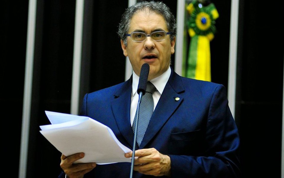 O líder do PT na Câmara, deputado Carlos Zarattini (SP), denunciou nesta quarta-feira 7 no plenário da Câmara que o governo Temer tem praticado "uma verdadeira farra com o orçamento federal, privilegiando a liberação de emendas parlamentares de execução obrigatória para a sua base no Congresso, em troca de apoio"; a bancada petista vai recorrer ao STF por considerar que o governo federal está agindo de forma inconstitucional, ao discriminar a oposição; para ele, Temer já esgotou sua capacidade de governar e deve renunciar ao cargo, abrindo caminho para a convocação de eleições diretas (Foto: Gisele Federicce) O líder do PT na Câmara, deputado Carlos Zarattini (SP), denunciou nesta quarta-feira 7 no plenário da Câmara que o governo Temer tem praticado "uma verdadeira farra com o orçamento federal, privilegiando a liberação de emendas parlamentares de execução obrigatória para a sua base no Congresso, em troca de apoio"; a bancada petista vai recorrer ao STF por considerar que o governo federal está agindo de forma inconstitucional, ao discriminar a oposição; para ele, Temer já esgotou sua capacidade de governar e deve renunciar ao cargo, abrindo caminho para a convocação de eleições diretas