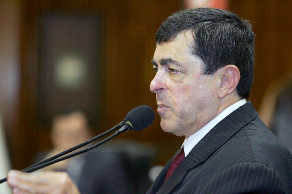 O ex-prefeito de Londrina Antônio Belinati foi condenado pela 1ª Vara da Fazenda Pública a devolver R$ 6 milhões aos cofres públicos por irregularidades na venda de ações da Sercomtel, empresa telefônica mantida pela prefeitura municipal. Conforme a decisão, Belinati também teve os direitos políticos suspensos por sete anos; cabe recurso (Foto: Leonardo Lucena) O ex-prefeito de Londrina Antônio Belinati foi condenado pela 1ª Vara da Fazenda Pública a devolver R$ 6 milhões aos cofres públicos por irregularidades na venda de ações da Sercomtel, empresa telefônica mantida pela prefeitura municipal. Conforme a decisão, Belinati também teve os direitos políticos suspensos por sete anos; cabe recurso
