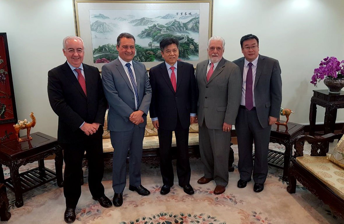 A parceria que o Governo da Bahia quer lançar com investidores da China ganhou força a partir de um novo encontro entre o governador Rui Costa e empresários das principais empresas de infraestrutura do país oriental; as conversas ocorreram na residência oficial do embaixador Li Jinzhang, em Brasília, nesta quarta-feira; Rui colocou a Bahia como porta de entrada dos investimentos que a China tem interesse em fazer no país; o atrativo é o tripé já conhecido pelas empresas chinesas - finalização da Ferrovia de Integração Oeste-Leste (Fiol), construção do Porto Sul e o minério de ferro (Foto: Romulo Faro) A parceria que o Governo da Bahia quer lançar com investidores da China ganhou força a partir de um novo encontro entre o governador Rui Costa e empresários das principais empresas de infraestrutura do país oriental; as conversas ocorreram na residência oficial do embaixador Li Jinzhang, em Brasília, nesta quarta-feira; Rui colocou a Bahia como porta de entrada dos investimentos que a China tem interesse em fazer no país; o atrativo é o tripé já conhecido pelas empresas chinesas - finalização da Ferrovia de Integração Oeste-Leste (Fiol), construção do Porto Sul e o minério de ferro