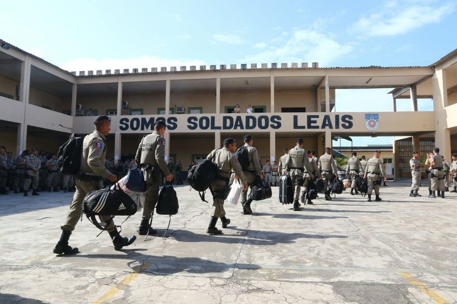 Integrantes da Associação de Cabos e Soldados Militares do Estado de Alagoas (ACS) se reuniram para definir quais serão as próximas ações no sentido de convencer o Governo do Estado a atender a reivindicação da categoria, que cobra reajuste salarial; proposta já foi apresentada, mas o governo não concordou; nota da secretaria do Planejamento diz que” os policiais, assim como os demais servidores, receberam o reajuste salarial de 6,29% anunciado recentemente pelo Executivo” (Foto: Voney Malta) Integrantes da Associação de Cabos e Soldados Militares do Estado de Alagoas (ACS) se reuniram para definir quais serão as próximas ações no sentido de convencer o Governo do Estado a atender a reivindicação da categoria, que cobra reajuste salarial; proposta já foi apresentada, mas o governo não concordou; nota da secretaria do Planejamento diz que” os policiais, assim como os demais servidores, receberam o reajuste salarial de 6,29% anunciado recentemente pelo Executivo”