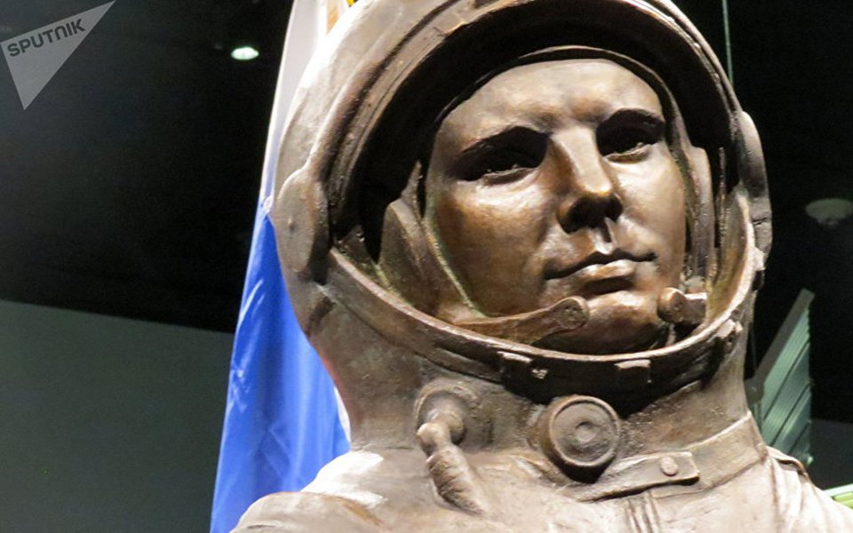 "A Terra tem uma auréola muito distinta e bonita. Uma auréola que pode ser claramente vista ao olhar para o horizonte. É uma transição suave de um azul claro para um azul marinho, que segue para um violeta até atingir escuridão total. Que imagem magnífica", escreveu o viajante espacial (Foto: Leonardo Attuch) "A Terra tem uma auréola muito distinta e bonita. Uma auréola que pode ser claramente vista ao olhar para o horizonte. É uma transição suave de um azul claro para um azul marinho, que segue para um violeta até atingir escuridão total. Que imagem magnífica", escreveu o viajante espacial