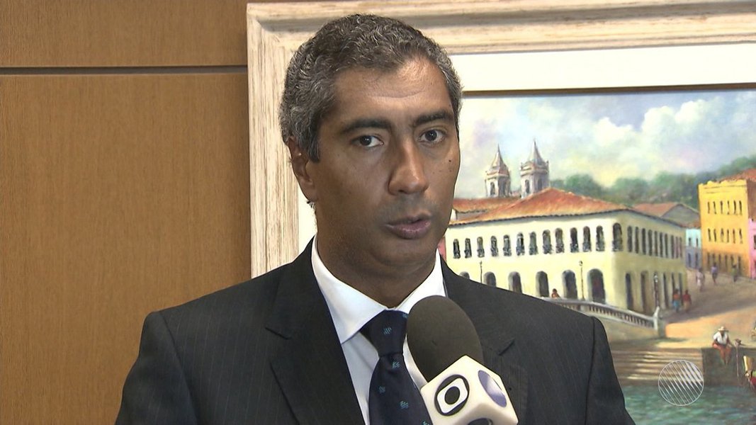 Preso desde o último dia 12 no Batalhão da Polícia Militar de Camaçari, o promotor de Justiça Almiro Sena teve na sexta-feira (21) sua prisão preventiva convertida para domiciliar, de acordo com decisão do desembargador Mário Alberto Hirs, do Tribunal de Justiça da Bahia; Almiro é acusado de assédio sexual contra servidoras enquanto titular da Secretaria de Justiça do Estado, em 2014; o desembargador concedeu a sentença com medidas cautelares, entre elas o uso de tornozeleira eletrônica, embora ele tenha consciência de que o sistema prisional baiano não dispõe dos equipamentos (Foto: Romulo Faro) Preso desde o último dia 12 no Batalhão da Polícia Militar de Camaçari, o promotor de Justiça Almiro Sena teve na sexta-feira (21) sua prisão preventiva convertida para domiciliar, de acordo com decisão do desembargador Mário Alberto Hirs, do Tribunal de Justiça da Bahia; Almiro é acusado de assédio sexual contra servidoras enquanto titular da Secretaria de Justiça do Estado, em 2014; o desembargador concedeu a sentença com medidas cautelares, entre elas o uso de tornozeleira eletrônica, embora ele tenha consciência de que o sistema prisional baiano não dispõe dos equipamentos