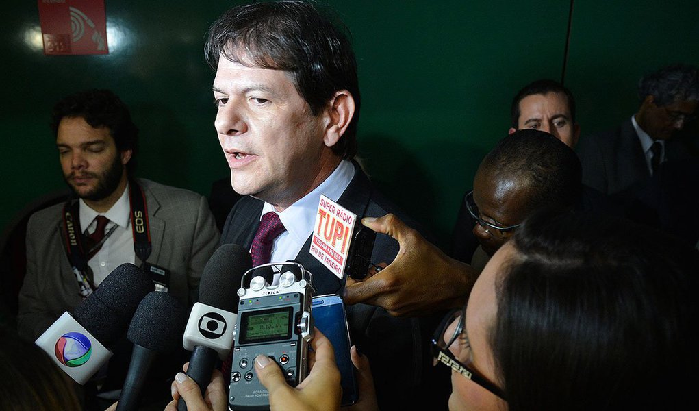 Segundo o ministro da Educação, Cid Gomes, a Câmara dos Deputados, sob o comando do deputado Eduardo Cunha, "será um problema grave para o Brasil": "Tem lá uns 400 deputados, 300 deputados que quanto pior melhor para eles. Eles querem é que o governo esteja frágil porque é a forma de eles achacarem mais, tomarem mais, tirarem mais dele, aprovarem as emendas impositivas", disse o ministro, em visita à Universidade Federal do Pará (Foto: Roberta Namour) Segundo o ministro da Educação, Cid Gomes, a Câmara dos Deputados, sob o comando do deputado Eduardo Cunha, "será um problema grave para o Brasil": "Tem lá uns 400 deputados, 300 deputados que quanto pior melhor para eles. Eles querem é que o governo esteja frágil porque é a forma de eles achacarem mais, tomarem mais, tirarem mais dele, aprovarem as emendas impositivas", disse o ministro, em visita à Universidade Federal do Pará