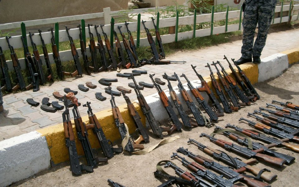 Maior parte das armas, que são vendidas no mercado negro, é comprada dos EUA, diz pesquisa realizada pela RAND Europe e pela Universidade de Manchester; segundo o levantamento, cerca de 60% das armas no mercado negro são provenientes dos EUA e outros 25% são de países europeus; pesquisa acrescenta ser pouco provável que armas vendidas no mercado negro pela Internet sejam utilizadas em conflitos de grande escala, mas, mesmo assim, não descartam que possam ser usadas por terroristas e outros criminosos; comércio ilegal foi estimado em mais de US$ 1 bilhão (Foto: Paulo Emílio) Maior parte das armas, que são vendidas no mercado negro, é comprada dos EUA, diz pesquisa realizada pela RAND Europe e pela Universidade de Manchester; segundo o levantamento, cerca de 60% das armas no mercado negro são provenientes dos EUA e outros 25% são de países europeus; pesquisa acrescenta ser pouco provável que armas vendidas no mercado negro pela Internet sejam utilizadas em conflitos de grande escala, mas, mesmo assim, não descartam que possam ser usadas por terroristas e outros criminosos; comércio ilegal foi estimado em mais de US$ 1 bilhão