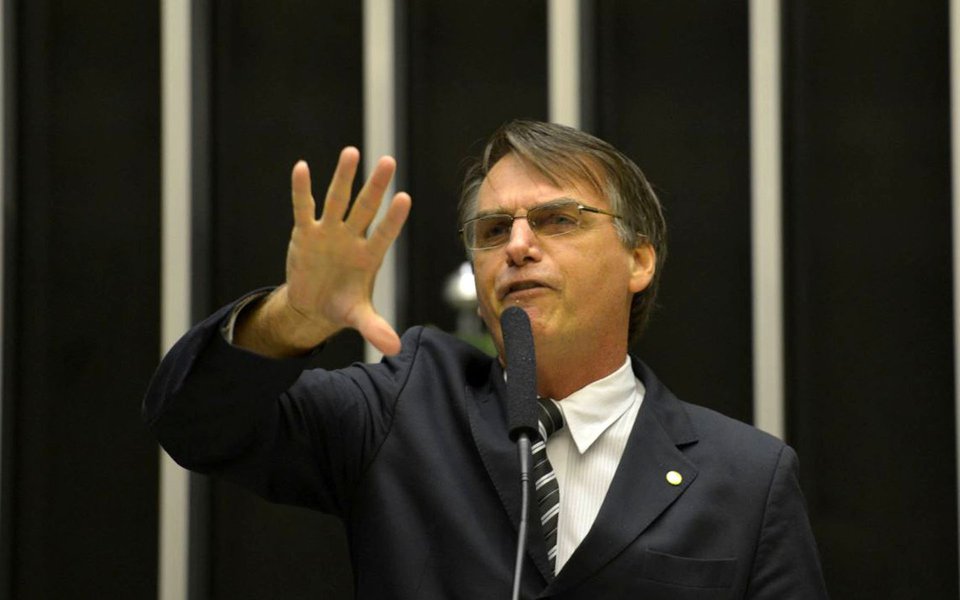 "No meu entender, se tivermos em 2019 um governo que seja do PT, do PSDB ou do PMDB, acho que vai ser difícil eu permanecer no Brasil, porque a questão ideológica é tão ou mais grave do que a corrupção", disse o deputado à Veja; editor do Tijolaço, o jornalista Fernando Brito questiona: "Que moral pode ter um militar que diz que, se as coisas não estiverem boas para ele, foge? O senhor diria isso aos seus soldados?" (Foto: Gisele Federicce) "No meu entender, se tivermos em 2019 um governo que seja do PT, do PSDB ou do PMDB, acho que vai ser difícil eu permanecer no Brasil, porque a questão ideológica é tão ou mais grave do que a corrupção", disse o deputado à Veja; editor do Tijolaço, o jornalista Fernando Brito questiona: "Que moral pode ter um militar que diz que, se as coisas não estiverem boas para ele, foge? O senhor diria isso aos seus soldados?"