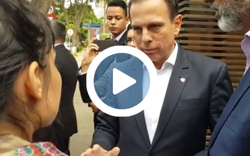 Um grupo de artistas e ativistas culturais de São Paulo entregou ao prefeito João Doria (PSDB) um abaixo com seis mil assinaturas pedindo a saída imediata do secretário municipal da Cultura, André Sturm, que ameaçou "quebrar a cara" do agente cultural Gustavo Soares; "A gente fazendo uma série de ações para deixar claro para você principalmente, que é o responsável pela nomeação, o quanto André Sturm não representa os artistas culturais da cidade. A gente precisa de uma outra figura nesta posição", diz a manifestante a Doria, ao entregar as assinaturas ao tucano (Foto: Aquiles Lins) Um grupo de artistas e ativistas culturais de São Paulo entregou ao prefeito João Doria (PSDB) um abaixo com seis mil assinaturas pedindo a saída imediata do secretário municipal da Cultura, André Sturm, que ameaçou "quebrar a cara" do agente cultural Gustavo Soares; "A gente fazendo uma série de ações para deixar claro para você principalmente, que é o responsável pela nomeação, o quanto André Sturm não representa os artistas culturais da cidade. A gente precisa de uma outra figura nesta posição", diz a manifestante a Doria, ao entregar as assinaturas ao tucano