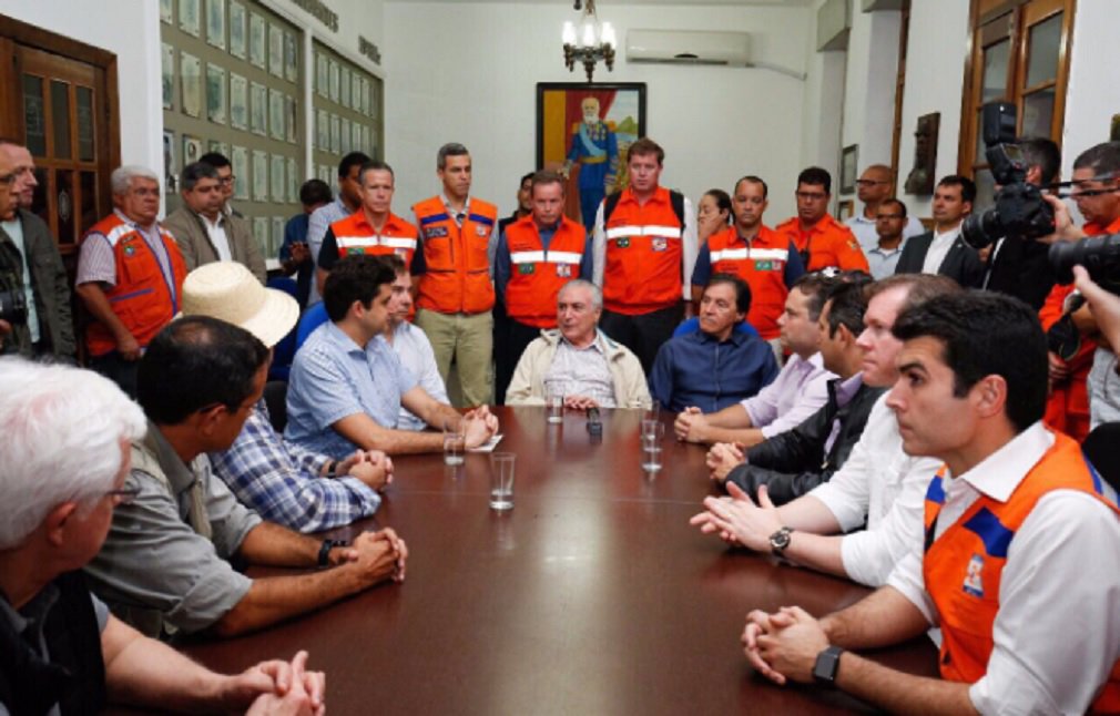 Michel Temer se reuniu, em Maceió, com o prefeito Rui Palmeira (PSDB) e com o governador de Alagoas, Renan Filho (PMDB), para discutir a situação das áreas atingidas pelas chuvas. Quatro pessoas morreram e mais de mil tiveram que deixar suas casas; "Dois fatores se apresentaram aqui. Um, nós precisamos cumprir a emergência, ou seja, recuperar logo aqueles danos provocados pela chuva. E mais adiante, não se trata de emergência, obras indispensáveis que sejam preventivas, ou seja, nós temos que proteger as encostas para que não hajam deslizamentos", disse Temer (Foto: José Barbacena) Michel Temer se reuniu, em Maceió, com o prefeito Rui Palmeira (PSDB) e com o governador de Alagoas, Renan Filho (PMDB), para discutir a situação das áreas atingidas pelas chuvas. Quatro pessoas morreram e mais de mil tiveram que deixar suas casas; "Dois fatores se apresentaram aqui. Um, nós precisamos cumprir a emergência, ou seja, recuperar logo aqueles danos provocados pela chuva. E mais adiante, não se trata de emergência, obras indispensáveis que sejam preventivas, ou seja, nós temos que proteger as encostas para que não hajam deslizamentos", disse Temer