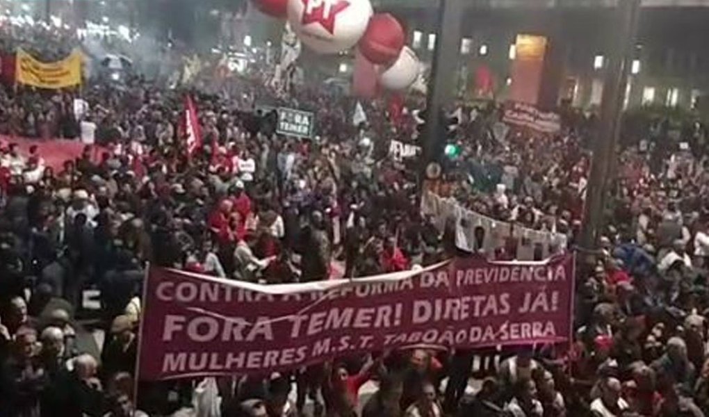 Brasil para na quinta-feira (20) na luta pela democracia, contra as reformas neoliberais, em defesa de Lula, pelo Fora Temer, contra a volta da fome e por Diretas Já!; acompanhe ao vivo a movimentação na avenida Paulista, em transmissão do Diário do Centro do Mundo (Foto: Aquiles Lins) Brasil para na quinta-feira (20) na luta pela democracia, contra as reformas neoliberais, em defesa de Lula, pelo Fora Temer, contra a volta da fome e por Diretas Já!; acompanhe ao vivo a movimentação na avenida Paulista, em transmissão do Diário do Centro do Mundo