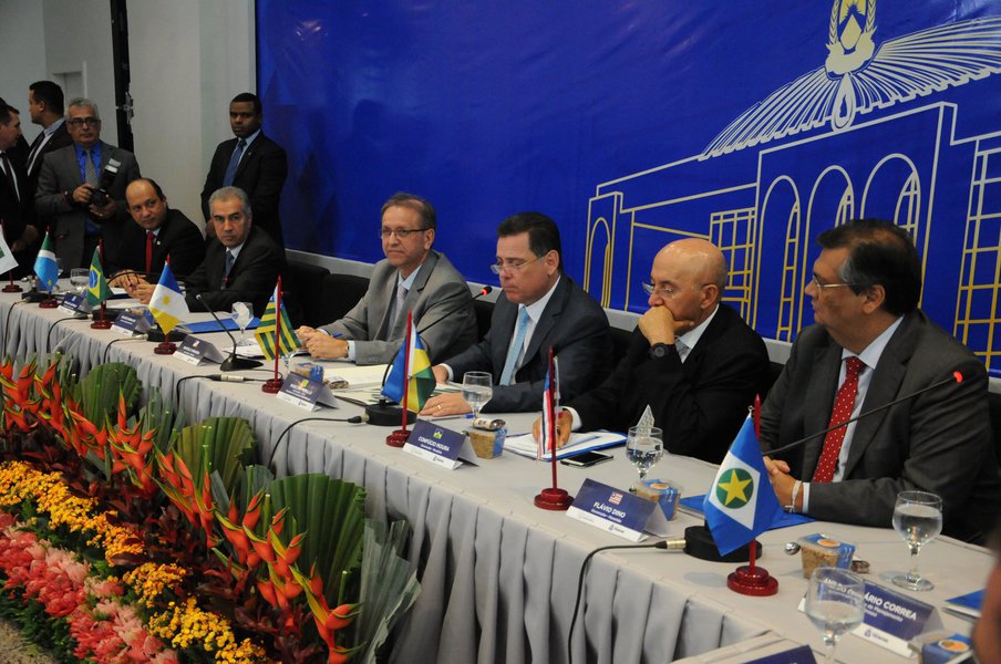Durante Assembleia Geral realizada nesta sexta-feira, 2, em Palmas, governadores do Tocantins, Goiás, Mato Grosso do Sul, Rondôni aprovaram a entrada do estado do Maranhão como membro efetivo no Consórcio Interestadual de Desenvolvimento do Brasil Central (CBrC); "É uma honra fazer parte deste grupo que tem sido protagonista na defesa de interesses coletivos da região, com diálogo e união, respeitando as diferenças regionais e políticas ideológicas", comemorou o governador Flávio Dino (PCdoB); Maranhão entra no Consórcio no momento em que os estados-membros estão discutindo sobre a possibilidade de um mercado comum entre eles, por meio da unificação de alíquotas (Foto: Aquiles Lins) Durante Assembleia Geral realizada nesta sexta-feira, 2, em Palmas, governadores do Tocantins, Goiás, Mato Grosso do Sul, Rondôni aprovaram a entrada do estado do Maranhão como membro efetivo no Consórcio Interestadual de Desenvolvimento do Brasil Central (CBrC); "É uma honra fazer parte deste grupo que tem sido protagonista na defesa de interesses coletivos da região, com diálogo e união, respeitando as diferenças regionais e políticas ideológicas", comemorou o governador Flávio Dino (PCdoB); Maranhão entra no Consórcio no momento em que os estados-membros estão discutindo sobre a possibilidade de um mercado comum entre eles, por meio da unificação de alíquotas