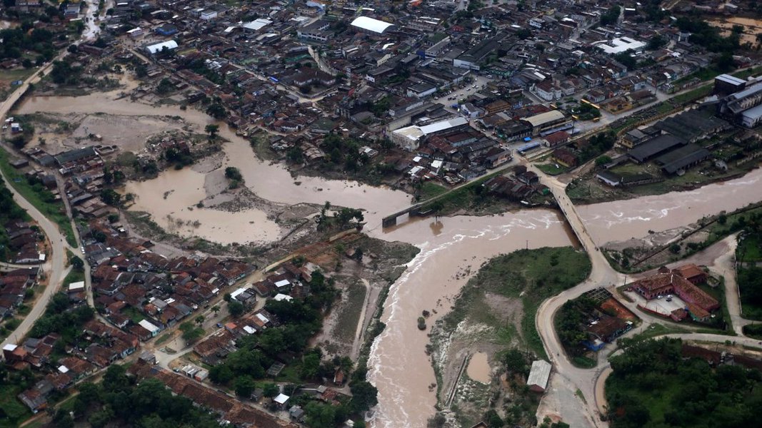 Balanço do estrago foi apresentado pelo governo de Pernambuco a parlamentares federais e estaduais pernambucanos, em reunião no Palácio do Campo das Princesas, no Recife, nesta sexta; 276 casas foram destruídas e 5.251 habitações foram danificadas; em relação ao número de desalojados e desabrigados, a contabilidade atualmente é de 46.131 pessoas; número já foi maior e agora está regredindo, porque muitas pessoas que deixaram suas casas temporariamente, por causa da inundação, estão retornando, segundo o governo (Foto: Gisele Federicce) Balanço do estrago foi apresentado pelo governo de Pernambuco a parlamentares federais e estaduais pernambucanos, em reunião no Palácio do Campo das Princesas, no Recife, nesta sexta; 276 casas foram destruídas e 5.251 habitações foram danificadas; em relação ao número de desalojados e desabrigados, a contabilidade atualmente é de 46.131 pessoas; número já foi maior e agora está regredindo, porque muitas pessoas que deixaram suas casas temporariamente, por causa da inundação, estão retornando, segundo o governo