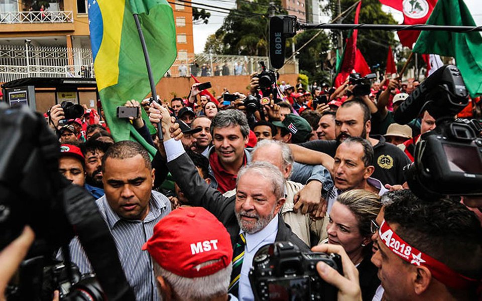 "Na capacidade de fazer um balanço ainda não suficientemente exaustivo, mas suficiente para corrigir os erros e de se voltar para a formulação das alternativas de um futuro renovado para o pais, está o desafio do 6º Congresso do PT", diz o colunista do 247 Emir Sader; "Se a continuidade da liderança e da hegemonia do Lula sobre o conjunto do partido é uma realidade inquestionável, haverá renovação na presidência do PT, com a projeção de uma nova liderança, que aponta para a necessidade do partido se renovar, nas práticas e nas plataformas, na incorporação de novas gerações e na forma de agir interna e externamente, no discurso e na realidade concreta", afirma (Foto: Emir Sader) "Na capacidade de fazer um balanço ainda não suficientemente exaustivo, mas suficiente para corrigir os erros e de se voltar para a formulação das alternativas de um futuro renovado para o pais, está o desafio do 6º Congresso do PT", diz o colunista do 247 Emir Sader; "Se a continuidade da liderança e da hegemonia do Lula sobre o conjunto do partido é uma realidade inquestionável, haverá renovação na presidência do PT, com a projeção de uma nova liderança, que aponta para a necessidade do partido se renovar, nas práticas e nas plataformas, na incorporação de novas gerações e na forma de agir interna e externamente, no discurso e na realidade concreta", afirma