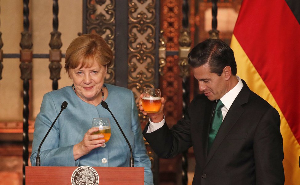 A chanceler alemã, Angela Merkel, disse neste sábado que levantar um muro não resolverá os problemas causados pela imigração, desafiando um dos principais princípios do presidente dos Estados Unidos, Donald Trump, durante sua visita ao México; a promessa de campanha de Trump, de construir um muro na fronteira dos EUA com o México para evitar imigrantes ilegais e traficantes de drogas, provocou ira em todo o México, mergulhando as relações entre os países em seu ponto mais baixo em anos (Foto: Romulo Faro) A chanceler alemã, Angela Merkel, disse neste sábado que levantar um muro não resolverá os problemas causados pela imigração, desafiando um dos principais princípios do presidente dos Estados Unidos, Donald Trump, durante sua visita ao México; a promessa de campanha de Trump, de construir um muro na fronteira dos EUA com o México para evitar imigrantes ilegais e traficantes de drogas, provocou ira em todo o México, mergulhando as relações entre os países em seu ponto mais baixo em anos