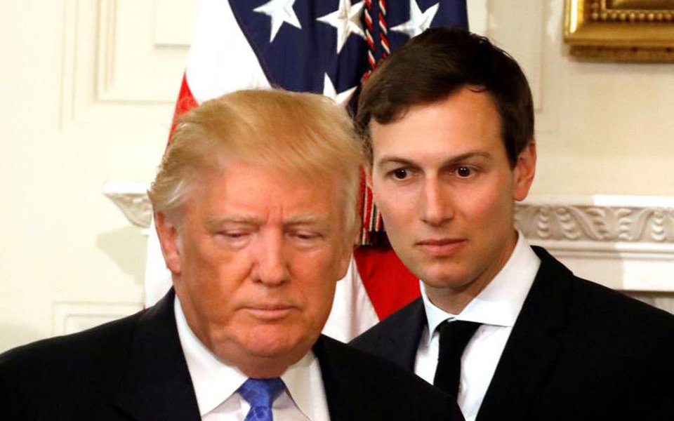 Conselheiro da Casa Branca Jared Kushner, genro do presidente dos Estados Unidos, Donald Trump, disse em comunicado para comitês do Congresso nesta segunda-feira que "não conspirou" com Moscou e que teve cerca de quatro reuniões com autoridades russas durante a campanha eleitoral de 2016 e durante o período de transição presidencial; "Eu não conspirei, nem sei de ninguém na campanha que conspirou, com nenhum governo estrangeiro", disse; ele será interrogado pelo Congresso norte-americano para determinar se a campanha de Trump recorreu à ajuda da Rússia para conquistar a Casa Branca na eleição do ano passado (Foto: Paulo Emílio) Conselheiro da Casa Branca Jared Kushner, genro do presidente dos Estados Unidos, Donald Trump, disse em comunicado para comitês do Congresso nesta segunda-feira que "não conspirou" com Moscou e que teve cerca de quatro reuniões com autoridades russas durante a campanha eleitoral de 2016 e durante o período de transição presidencial; "Eu não conspirei, nem sei de ninguém na campanha que conspirou, com nenhum governo estrangeiro", disse; ele será interrogado pelo Congresso norte-americano para determinar se a campanha de Trump recorreu à ajuda da Rússia para conquistar a Casa Branca na eleição do ano passado