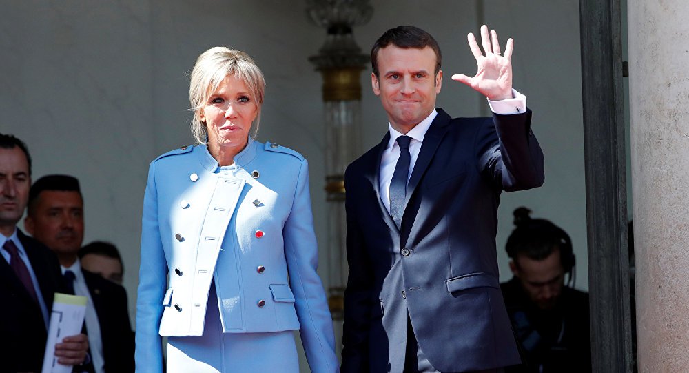 O partido do novo presidente Emmanuel Macron será o maior da Assembleia Nacional francesa; com 97% dos votos contados, o Em Marcha! conseguiu 254 cadeiras ao fim do segundo turno das eleições legislativas neste domingo; junto com seu partido coligado Movimento Democrático, serão 295 cadeiras de um total de 557; principal opositor, Os Republicanos, está atingindo 110 assentos, enquanto o Partido Socialista deve conseguir 28 deputados (Foto: José Barbacena) O partido do novo presidente Emmanuel Macron será o maior da Assembleia Nacional francesa; com 97% dos votos contados, o Em Marcha! conseguiu 254 cadeiras ao fim do segundo turno das eleições legislativas neste domingo; junto com seu partido coligado Movimento Democrático, serão 295 cadeiras de um total de 557; principal opositor, Os Republicanos, está atingindo 110 assentos, enquanto o Partido Socialista deve conseguir 28 deputados