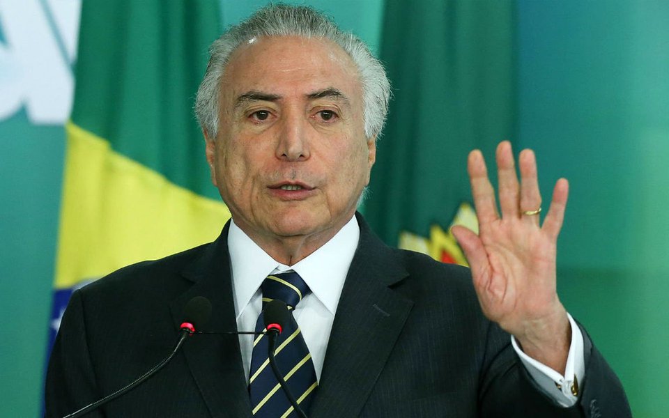 "Michel Temer está ou não está no comando do país? Formalmente, sim. Administrativamente, apenas em parte. Politicamente, não", diz o jornalista Fernando Brito; segundo ele, enquanto Temer permanece neste limbo, "o Brasil se equilibra à beira de três precipícios: o da crise econômica, o da crise política e o da crise institucional, com os apetites arreganhados que já nem se escondem no Ministério Público e no Judiciário" (Foto: Aquiles Lins) "Michel Temer está ou não está no comando do país? Formalmente, sim. Administrativamente, apenas em parte. Politicamente, não", diz o jornalista Fernando Brito; segundo ele, enquanto Temer permanece neste limbo, "o Brasil se equilibra à beira de três precipícios: o da crise econômica, o da crise política e o da crise institucional, com os apetites arreganhados que já nem se escondem no Ministério Público e no Judiciário"