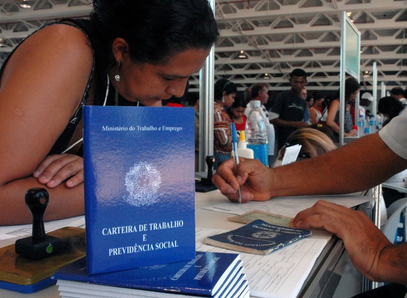 De acordo com as informações do Cadastro Geral de Empregados e Desempregados, sistematizadas pela Superintendência de Estudos Econômicos e Sociais do Estado, a Bahia contabilizou 2.966 novos postos de trabalho com carteira assinada em maio de 2017; o resultado decorre da diferença entre 49.319 admissões e 46.353 desligamentos; após eliminação líquida de 6.052 e de 7.419 postos nos anos imediatamente anteriores, o mês de maio voltou a exibir um registro positivo em sua série; quatro segmentos contabilizaram saldos positivos - Agropecuária (+2.781 postos), Indústria de Transformação (+1.093 postos), Serviços (+386 postos) e Serviços Industriais de Utilidade Pública (+141 postos) (Foto: Romulo Faro) De acordo com as informações do Cadastro Geral de Empregados e Desempregados, sistematizadas pela Superintendência de Estudos Econômicos e Sociais do Estado, a Bahia contabilizou 2.966 novos postos de trabalho com carteira assinada em maio de 2017; o resultado decorre da diferença entre 49.319 admissões e 46.353 desligamentos; após eliminação líquida de 6.052 e de 7.419 postos nos anos imediatamente anteriores, o mês de maio voltou a exibir um registro positivo em sua série; quatro segmentos contabilizaram saldos positivos - Agropecuária (+2.781 postos), Indústria de Transformação (+1.093 postos), Serviços (+386 postos) e Serviços Industriais de Utilidade Pública (+141 postos)