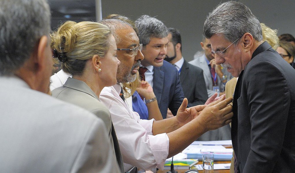 Em meio ao julgamento do TSE e à ameaça de deserção do PSDB, Michel Temer suspendeu nesta quinta-feira (8) a tramitação da reforma trabalhista na Comissão de Assuntos Sociais (CAS) do Senado; votação será retomada na próxima terça-feira, dia 13 de junho, conforme acordo entre senadores governistas e oposicionistas (Foto: Aquiles Lins) Em meio ao julgamento do TSE e à ameaça de deserção do PSDB, Michel Temer suspendeu nesta quinta-feira (8) a tramitação da reforma trabalhista na Comissão de Assuntos Sociais (CAS) do Senado; votação será retomada na próxima terça-feira, dia 13 de junho, conforme acordo entre senadores governistas e oposicionistas