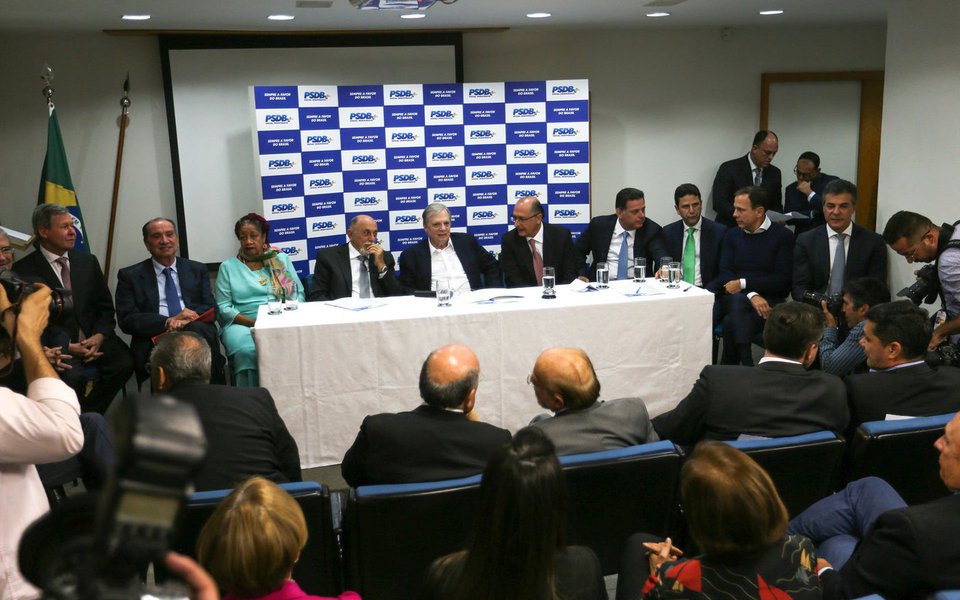 Lideranças do PSDB comunicaram a interlocutores de Michel Temer que, entre 15 e 20 dos 46 deputados da sigla têm manifestado a pretensão de votar contra a denúncia por corrupção passiva, ou seja, a favor de Temer, o primeiro presidente denunciado por corrupção na história do País; mesmo com o discurso de que já espera a saída do PSDB, o governo teme que, às vésperas da votação, o movimento de mais da metade da bancada da legenda tucana contra Temer influencie outros partidos, como DEM e PPS (Foto: Leonardo Lucena) Lideranças do PSDB comunicaram a interlocutores de Michel Temer que, entre 15 e 20 dos 46 deputados da sigla têm manifestado a pretensão de votar contra a denúncia por corrupção passiva, ou seja, a favor de Temer, o primeiro presidente denunciado por corrupção na história do País; mesmo com o discurso de que já espera a saída do PSDB, o governo teme que, às vésperas da votação, o movimento de mais da metade da bancada da legenda tucana contra Temer influencie outros partidos, como DEM e PPS