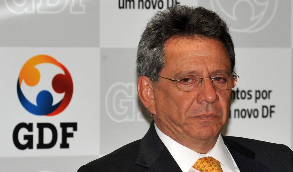 TJ-DF isentou o ex-vice-governador Tadeu Filippelli da acusação de improbidade administrativa por ter concedido reajuste 32 categorias do funcionalismo público mesmo sem condições financeiras; ele também era acusado de usar dados falsos sobre o orçamento para justificar os aumentos; ao defender a isenção de Filippelli, o desembargador Flávio Rostirola disse que o ex-vice apenas agia em nome do então governador Agnelo Queiroz quando este se ausentava do governo; após a promessa de Agnelo Queiroz, o atua governo disse que não concederia a terceira e última parcela prometida aos servidores em consequência da crise financeira
(Foto: Leonardo Lucena) TJ-DF isentou o ex-vice-governador Tadeu Filippelli da acusação de improbidade administrativa por ter concedido reajuste 32 categorias do funcionalismo público mesmo sem condições financeiras; ele também era acusado de usar dados falsos sobre o orçamento para justificar os aumentos; ao defender a isenção de Filippelli, o desembargador Flávio Rostirola disse que o ex-vice apenas agia em nome do então governador Agnelo Queiroz quando este se ausentava do governo; após a promessa de Agnelo Queiroz, o atua governo disse que não concederia a terceira e última parcela prometida aos servidores em consequência da crise financeira