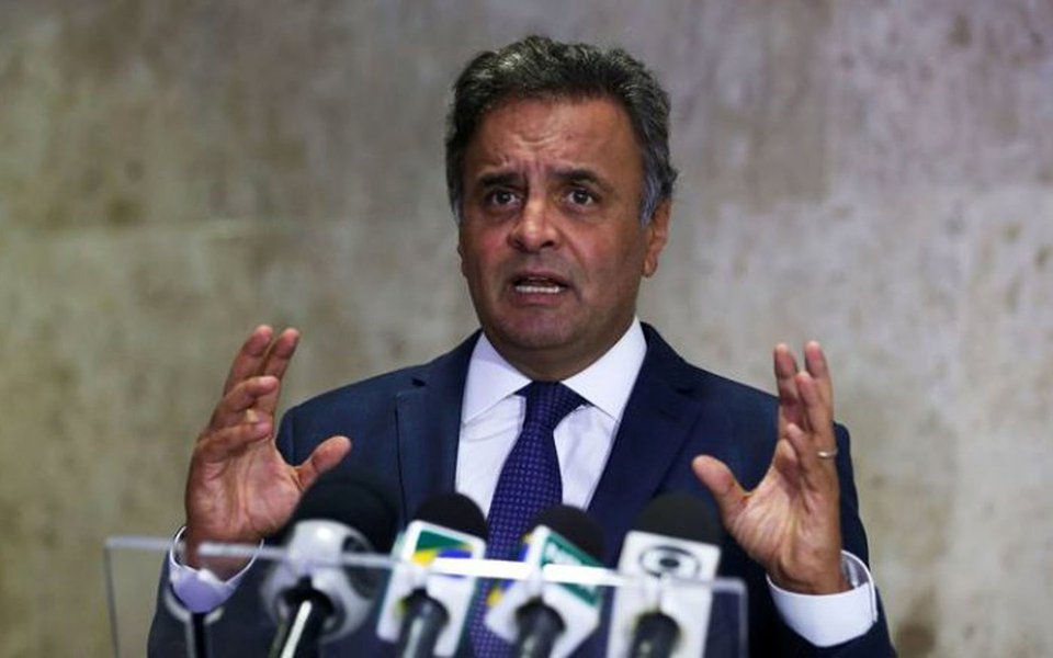 Apesar do adiamento do julgamento do pedido de prisão do senador afastado e presidente do PSDB Aécio Neves (MG), membros do partido avaliam que a sua permanência à frente da legenda é constrangedora e que o parlamentar deveria ter um "gesto de grandeza" e renunciar ao posto; "Querendo ou não, ele foi nosso último candidato a presidente. Eu espero que ele consiga fazer a defesa dele, que ele tenha todos os arcabouços para se defender. Mas isso machucou o partido, e o partido precisa rever sua postura por causa disso", avalia o deputado Fábio Sousa (PSDB-GO); Aécio, que jogou o país no buraco "só pra encher o saco do PT", foi gravado pelo empresário Joesley Batista pedindo propina de R$ 2 milhões (Foto: Paulo Emílio) Apesar do adiamento do julgamento do pedido de prisão do senador afastado e presidente do PSDB Aécio Neves (MG), membros do partido avaliam que a sua permanência à frente da legenda é constrangedora e que o parlamentar deveria ter um "gesto de grandeza" e renunciar ao posto; "Querendo ou não, ele foi nosso último candidato a presidente. Eu espero que ele consiga fazer a defesa dele, que ele tenha todos os arcabouços para se defender. Mas isso machucou o partido, e o partido precisa rever sua postura por causa disso", avalia o deputado Fábio Sousa (PSDB-GO); Aécio, que jogou o país no buraco "só pra encher o saco do PT", foi gravado pelo empresário Joesley Batista pedindo propina de R$ 2 milhões
