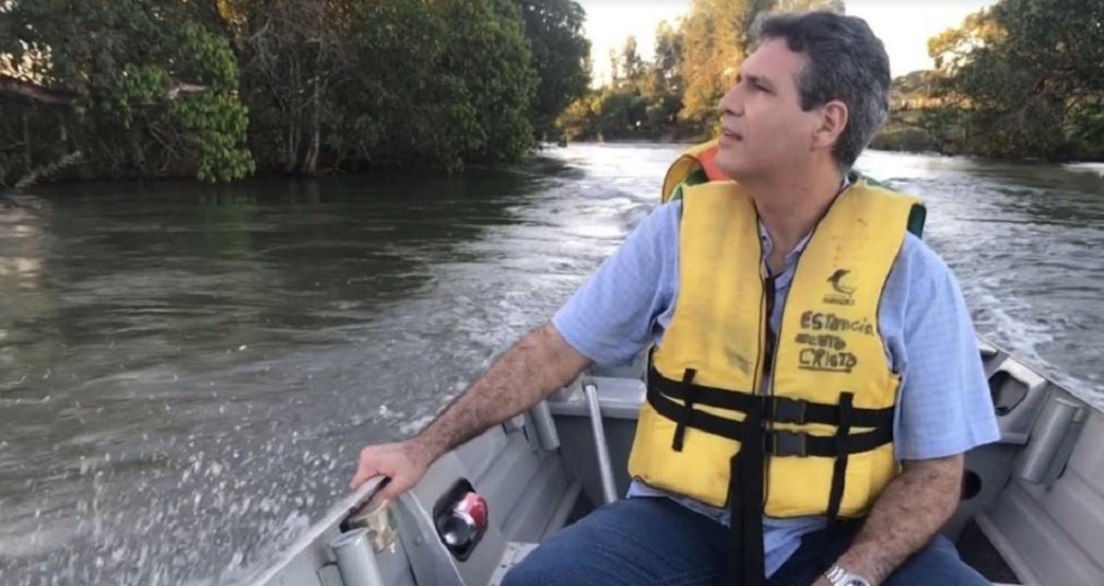 A cidade de Santa Rita do Araguaia é a primeira cidade goiana banhada pelo Rio Araguaia e busca cada vez mais ser um ponto turístico para os amantes da natureza; deputado estadual Francisco Júnior (PSD) esteve na cidade e destacou o seu empenho em auxílio na administração municipal e a atenção com o futuro do rio; "O Araguaia é de uma riqueza grandiosa, mas está passando por inúmeros problemas, todos os representantes devem se unir para preservar esse nosso bem, para que ele permaneça abundante" (Foto: José Barbacena) A cidade de Santa Rita do Araguaia é a primeira cidade goiana banhada pelo Rio Araguaia e busca cada vez mais ser um ponto turístico para os amantes da natureza; deputado estadual Francisco Júnior (PSD) esteve na cidade e destacou o seu empenho em auxílio na administração municipal e a atenção com o futuro do rio; "O Araguaia é de uma riqueza grandiosa, mas está passando por inúmeros problemas, todos os representantes devem se unir para preservar esse nosso bem, para que ele permaneça abundante"