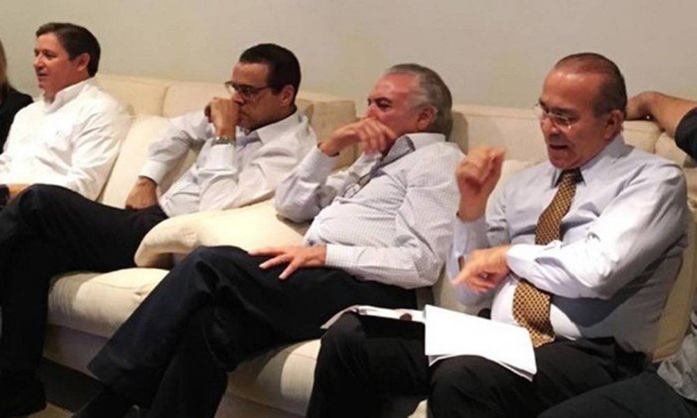 Fotografia do dia 17 de abril de 2016, quando a Câmara aprovou a admissibilidade do impeachment da presidente eleita Dilma Rousseff, retrata a cúpula de Michel Temer: Rodrigo Rocha Loures, que está preso após ser flagrado recebendo propina da JBS endereçada a Temer, Henrique Eduardo Alves, ex-presidente da Câmara, que foi preso nesta terça-feira, 6, acusado de receber R$ 7,5 milhões em propina, e Eliseu Padilha, ministro da Casa Civil, investigado por receber propina da Odebrecht (Foto: Ana Pupulin) Fotografia do dia 17 de abril de 2016, quando a Câmara aprovou a admissibilidade do impeachment da presidente eleita Dilma Rousseff, retrata a cúpula de Michel Temer: Rodrigo Rocha Loures, que está preso após ser flagrado recebendo propina da JBS endereçada a Temer, Henrique Eduardo Alves, ex-presidente da Câmara, que foi preso nesta terça-feira, 6, acusado de receber R$ 7,5 milhões em propina, e Eliseu Padilha, ministro da Casa Civil, investigado por receber propina da Odebrecht
