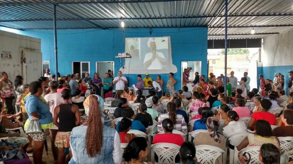 "Com muita desfaçatez e autoritarismo, os golpistas querem usurpar direitos e conquistas históricas do povo brasileiro com reformas, como da previdência e trabalhista, que penalizam duramente ainda mais os pescadores e marisqueiras, para garantir o lucro do capital financeiro e especulativo. Eles não têm compromisso com políticas públicas que fortaleçam e potencializem o desenvolvimento nacional. Ao invés de perseguir a pesca esse governo ilegítimo deveria apresentar políticas de incentivo à produção pesqueira", disse o deputado estadual Marcelino Galo num evento com pescadores no Subúrbio Ferroviário de Salvador, no domingo (Foto: Romulo Faro) "Com muita desfaçatez e autoritarismo, os golpistas querem usurpar direitos e conquistas históricas do povo brasileiro com reformas, como da previdência e trabalhista, que penalizam duramente ainda mais os pescadores e marisqueiras, para garantir o lucro do capital financeiro e especulativo. Eles não têm compromisso com políticas públicas que fortaleçam e potencializem o desenvolvimento nacional. Ao invés de perseguir a pesca esse governo ilegítimo deveria apresentar políticas de incentivo à produção pesqueira", disse o deputado estadual Marcelino Galo num evento com pescadores no Subúrbio Ferroviário de Salvador, no domingo
