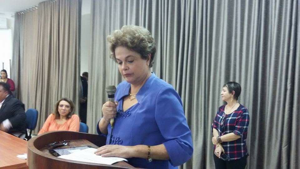 Dilma anda serena, melhor cuidada fisicamente e de si. É o que aparentou diante de aula inaugural em João Pessoa, quando até abandonou o script do texto pronto para se expressar de improviso, desta feita com retórica e narrativa compreensível, assimilável, diferentemente de muitos discursos lá atrás, quando não convencia e irritava (Foto: Walter Santos) Dilma anda serena, melhor cuidada fisicamente e de si. É o que aparentou diante de aula inaugural em João Pessoa, quando até abandonou o script do texto pronto para se expressar de improviso, desta feita com retórica e narrativa compreensível, assimilável, diferentemente de muitos discursos lá atrás, quando não convencia e irritava