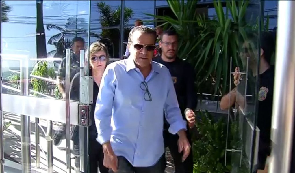 Procurador da República Rodrigo Teles disse haver indícios de que o ex-ministro do Turismo Henrique Eduardo Alves, preso hoje (6) em Natal, solicitou e recebeu ao menos R$ 7,5 milhões de quatro empreiteiras para sua campanha ao governo do Rio Grande do Norte, em 2014; uma das empresas envolvidas foi a OAS, responsável pela construção da Arena das Dunas; Alves teria atuado junto ao TCE-RN para atrasar em anos as ações de fiscalização do órgão; em troca, o político recebeu uma doação oficial de R$ 3 milhões da OAS (Foto: Aquiles Lins) Procurador da República Rodrigo Teles disse haver indícios de que o ex-ministro do Turismo Henrique Eduardo Alves, preso hoje (6) em Natal, solicitou e recebeu ao menos R$ 7,5 milhões de quatro empreiteiras para sua campanha ao governo do Rio Grande do Norte, em 2014; uma das empresas envolvidas foi a OAS, responsável pela construção da Arena das Dunas; Alves teria atuado junto ao TCE-RN para atrasar em anos as ações de fiscalização do órgão; em troca, o político recebeu uma doação oficial de R$ 3 milhões da OAS