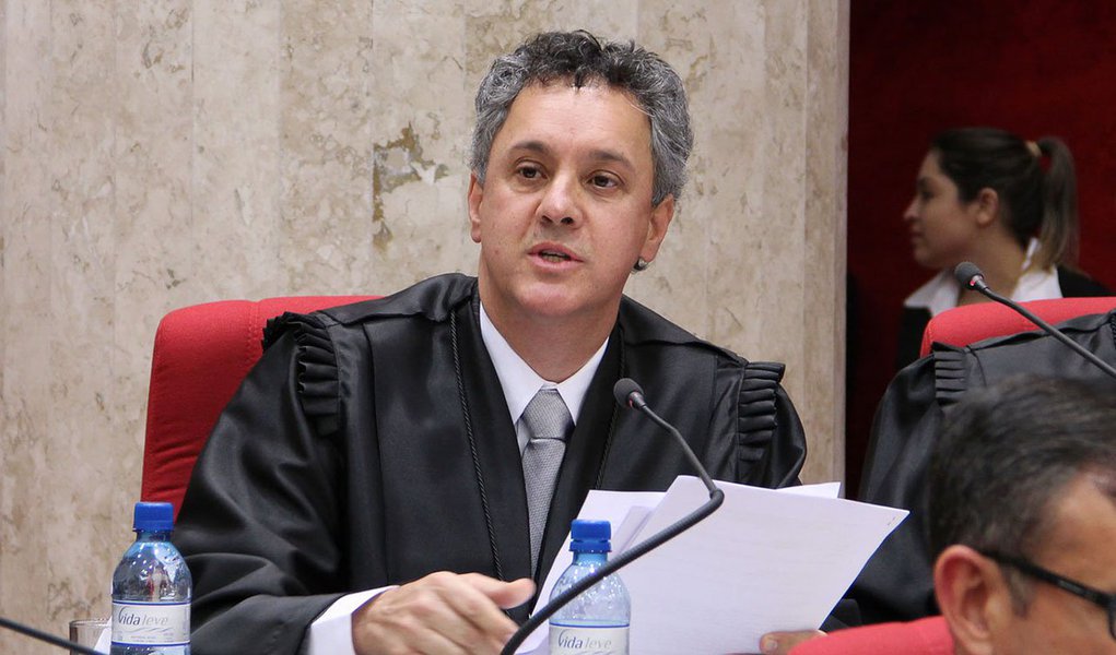 Desembargador federal João Pedro Gebran Neto, do Tribunal Regional Federal da 4ª Região (TRF4), negou pedido de habeas corpus impetrado pela defesa do ex-presidente Luiz Inácio Lula da Silva que pedia a produção de novas provas e a suspensão da ação penal relacionada ao triplex no Condomínio Solaris até o julgamento do mérito deste pedido pela 8ª Turma; segundo Gebran, cabe ao magistrado de primeiro grau avaliar o cabimento da diligência (Foto: Aquiles Lins) Desembargador federal João Pedro Gebran Neto, do Tribunal Regional Federal da 4ª Região (TRF4), negou pedido de habeas corpus impetrado pela defesa do ex-presidente Luiz Inácio Lula da Silva que pedia a produção de novas provas e a suspensão da ação penal relacionada ao triplex no Condomínio Solaris até o julgamento do mérito deste pedido pela 8ª Turma; segundo Gebran, cabe ao magistrado de primeiro grau avaliar o cabimento da diligência