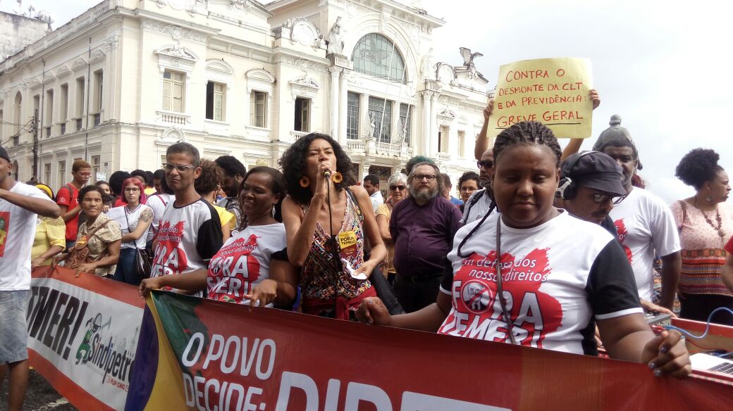 A Câmara Municipal de Salvador foi palco de debate acalorado nesta segunda-feira numa audiência pública que durou mais de quatro horas sobre o projeto de lei 'Escola sem Partido'; encontro foi promovido pela comissão especial da Câmara dos Deputados, onde o projeto tramita; houve protesto dentro e fora da Câmara, e os defensores do projeto saíram durante os debates sem falar com a imprensa; além do projeto em si, manifestantes protestaram contra a presença do deputado federal Eduardo Bolsonaro (PSC-RJ), devido ao posicionamento favorável ao projeto e à relação de parentesco com o deputado Jair Bolsonaro (PSC-RJ), seu pai; a sessão foi presidida pelo deputado federal João Carlos Bacelar (PTN), um dos membros da comissão especial em Brasília (Foto: Romulo Faro) A Câmara Municipal de Salvador foi palco de debate acalorado nesta segunda-feira numa audiência pública que durou mais de quatro horas sobre o projeto de lei 'Escola sem Partido'; encontro foi promovido pela comissão especial da Câmara dos Deputados, onde o projeto tramita; houve protesto dentro e fora da Câmara, e os defensores do projeto saíram durante os debates sem falar com a imprensa; além do projeto em si, manifestantes protestaram contra a presença do deputado federal Eduardo Bolsonaro (PSC-RJ), devido ao posicionamento favorável ao projeto e à relação de parentesco com o deputado Jair Bolsonaro (PSC-RJ), seu pai; a sessão foi presidida pelo deputado federal João Carlos Bacelar (PTN), um dos membros da comissão especial em Brasília