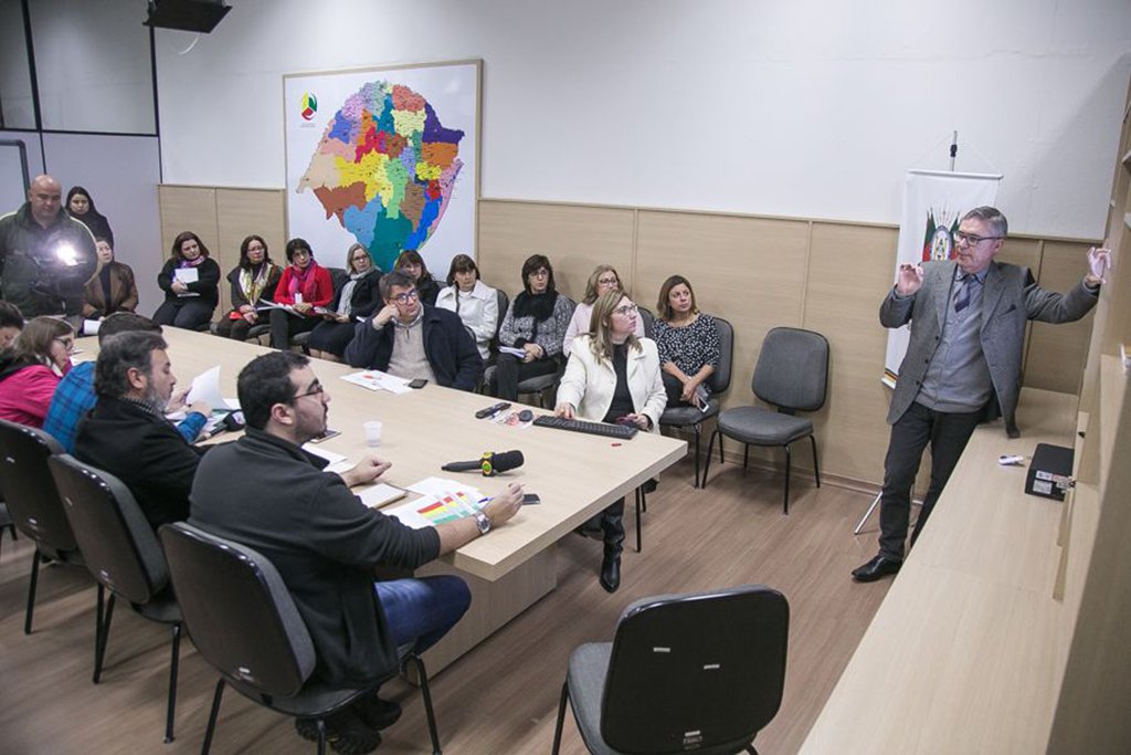O resultado do Sistema de Avaliação do Rendimento Escolar do Rio Grande do Sul (Saers) de 2016 mostra que os estudantes gaúchos apresentam maior dificuldade com Língua Portuguesa e Matemática conforme vão avançando nos anos escolares; a constatação não é novidade e não depende apenas do ambiente escolar; mas é o dado principal que sai da pesquisa retomada pelo governo estadual com a justificativa de que ela pode ser uma “bússola” para orientar as políticas públicas e como resolver um problema que já é histórico; “O resultado não é satisfatório, principalmente à medida que os anos vão avançando”, avalia o atual secretário da Educação, Ronald Krummenauer, que assumiu o cargo no início de maio (Foto: Leonardo Lucena) O resultado do Sistema de Avaliação do Rendimento Escolar do Rio Grande do Sul (Saers) de 2016 mostra que os estudantes gaúchos apresentam maior dificuldade com Língua Portuguesa e Matemática conforme vão avançando nos anos escolares; a constatação não é novidade e não depende apenas do ambiente escolar; mas é o dado principal que sai da pesquisa retomada pelo governo estadual com a justificativa de que ela pode ser uma “bússola” para orientar as políticas públicas e como resolver um problema que já é histórico; “O resultado não é satisfatório, principalmente à medida que os anos vão avançando”, avalia o atual secretário da Educação, Ronald Krummenauer, que assumiu o cargo no início de maio