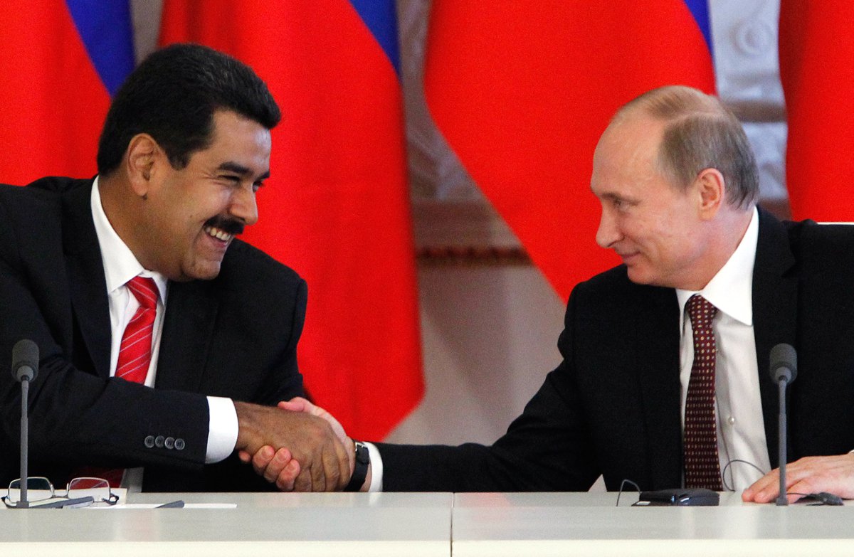Russian President Vladimir Putin (R) shakes hands with his Venezuelan counterpart Nicolas Maduro during a signing ceremony at the Kremlin in Moscow, July 2, 2013. REUTERS/Maxim Shemetov (RUSSIA - Tags: POLITICS) - RTX11A0Q (Foto: Leonardo Attuch) Russian President Vladimir Putin (R) shakes hands with his Venezuelan counterpart Nicolas Maduro during a signing ceremony at the Kremlin in Moscow, July 2, 2013. REUTERS/Maxim Shemetov (RUSSIA - Tags: POLITICS) - RTX11A0Q