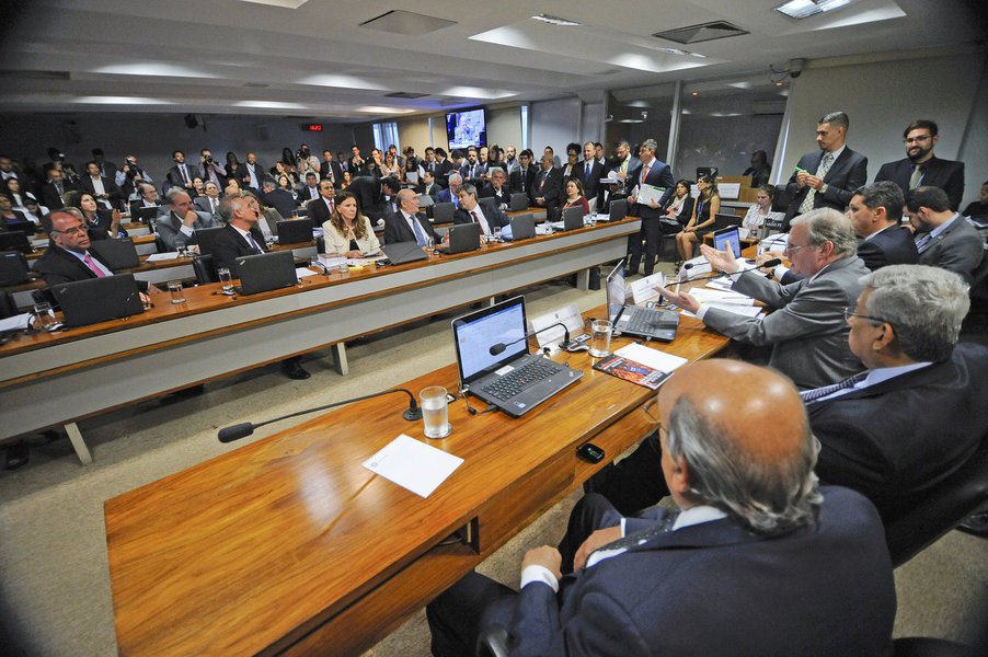 Comissão de Assuntos Econômicos (CAE) do Senado concluiu nesta terça-feira, 6, por 14 votos a 11, e sem nenhum alteração, a votação da reforma trabalhista, que ainda precisará passar por outras comissões da Casa antes de seguir ao plenário; proposta já aprovada pela Câmara e enviada ao Senado segue três eixos, na intenção de modernizar as leis que regem o trabalho: os acordos e negociações prevalecerão sobre a legislação vigente, a retirada do caráter obrigatório da contribuição sindical, e o princípio da intervenção mínima do Judiciário nas negociações trabalhistas (Foto: Aquiles Lins) Comissão de Assuntos Econômicos (CAE) do Senado concluiu nesta terça-feira, 6, por 14 votos a 11, e sem nenhum alteração, a votação da reforma trabalhista, que ainda precisará passar por outras comissões da Casa antes de seguir ao plenário; proposta já aprovada pela Câmara e enviada ao Senado segue três eixos, na intenção de modernizar as leis que regem o trabalho: os acordos e negociações prevalecerão sobre a legislação vigente, a retirada do caráter obrigatório da contribuição sindical, e o princípio da intervenção mínima do Judiciário nas negociações trabalhistas