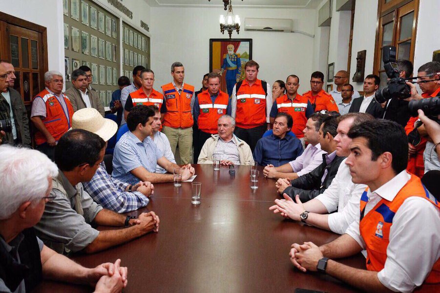 O prefeito de Maceió, Rui Palmeira (PSDB), voltou a reclamar da demora na liberação de recursos federais que serão empregados em obras de reconstrução da capital após as chuvas; segundo ele, há uma "burocracia idiota" para que os problemas relacionados às precipitações possam ser resolvidos; "A gente vai pra Brasília, ouve promessa, o presidente da República vem pra cá em todo aquele teatro com um monte de ministros e não sai nada. Isso vai cansando e a gente chega a um limite. Beira a irresponsabilidade a atitude do governo federal e não só em Maceió, porque Recife está a mesma coisa", criticou Rui (Foto: Voney Malta) O prefeito de Maceió, Rui Palmeira (PSDB), voltou a reclamar da demora na liberação de recursos federais que serão empregados em obras de reconstrução da capital após as chuvas; segundo ele, há uma "burocracia idiota" para que os problemas relacionados às precipitações possam ser resolvidos; "A gente vai pra Brasília, ouve promessa, o presidente da República vem pra cá em todo aquele teatro com um monte de ministros e não sai nada. Isso vai cansando e a gente chega a um limite. Beira a irresponsabilidade a atitude do governo federal e não só em Maceió, porque Recife está a mesma coisa", criticou Rui