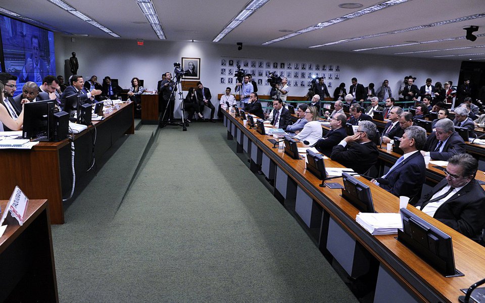 Por conta do troca-troca de membros da Comissão de Constituição e Justiça da Câmara pelos partidos aliados a Temer a fim de garantir votos contra a denúncia por corrupção do peemedebista, novatos ficarão com a responsabilidade de analisar vários projetos até então relatados por parlamentares experientes, com tradição no colegiado, o mais importante da Casa; além disso, 119 projetos ficaram sem dono e devem voltar para a estaca zero (Foto: Gisele Federicce) Por conta do troca-troca de membros da Comissão de Constituição e Justiça da Câmara pelos partidos aliados a Temer a fim de garantir votos contra a denúncia por corrupção do peemedebista, novatos ficarão com a responsabilidade de analisar vários projetos até então relatados por parlamentares experientes, com tradição no colegiado, o mais importante da Casa; além disso, 119 projetos ficaram sem dono e devem voltar para a estaca zero