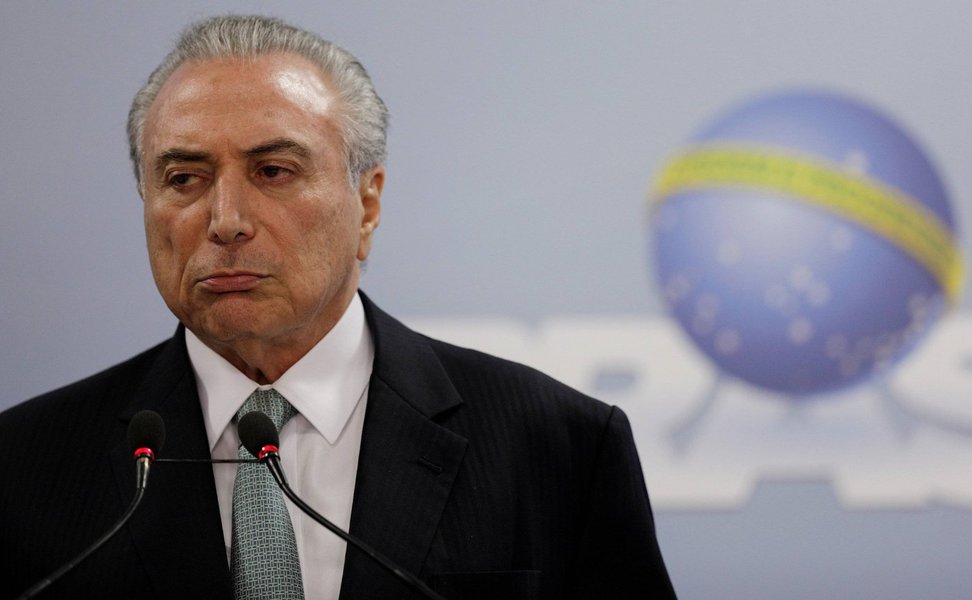 Michel Temer e seu núcleo duro têm discutido estratégias jurídicas para evitar que ele viaje à Russia no próximo dia 19 como denunciado pela Procuradoria Geral da República (PGR); Temer inicia sua viagem oficial na mesma semana em que o chefe da PGR, Rodrigo Janot, planeja apresentar uma denúncia contra ele ao Supremo Tribunal Federal; o governo teme que isso resulte em mais um desgaste para a imagem de Temer, que já é rejeitado por mais de 90% dos brasileiros (Foto: Romulo Faro) Michel Temer e seu núcleo duro têm discutido estratégias jurídicas para evitar que ele viaje à Russia no próximo dia 19 como denunciado pela Procuradoria Geral da República (PGR); Temer inicia sua viagem oficial na mesma semana em que o chefe da PGR, Rodrigo Janot, planeja apresentar uma denúncia contra ele ao Supremo Tribunal Federal; o governo teme que isso resulte em mais um desgaste para a imagem de Temer, que já é rejeitado por mais de 90% dos brasileiros