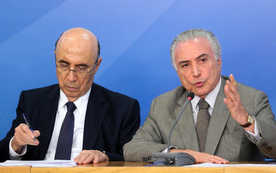 Com a deterioração política de Michel Temer se acelerando, o mercado financeiro voltou a projetar cenários mais sombrios para a economia brasileira; segundo o Boletim Focus, divulgado pelo Banco Central, a mediana das projeções para o PIB recuaram de 0,41% para 0,40% neste ano e de 2,30% para 2,20% no ano seguinte; já a projeção para a inflação recuou de 3,71% para 3,64% em 2017 e de 4,37% para 4,33% em 2018 (Foto: Aquiles Lins) Com a deterioração política de Michel Temer se acelerando, o mercado financeiro voltou a projetar cenários mais sombrios para a economia brasileira; segundo o Boletim Focus, divulgado pelo Banco Central, a mediana das projeções para o PIB recuaram de 0,41% para 0,40% neste ano e de 2,30% para 2,20% no ano seguinte; já a projeção para a inflação recuou de 3,71% para 3,64% em 2017 e de 4,37% para 4,33% em 2018
