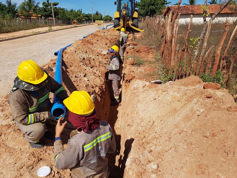 Está em construção a Adutora do Litoral, que, segundo o governo estadual, é um moderno sistema de captação e abastecimento, com o objetivo de suprir a demanda de todos os municípios da região litorânea durante os próximos 30 anos; iniciada em junho, a obra segue em plena atividade e deve ser entregue no prazo de 12 meses; serão investidos R$ 58 milhões na construção de 69,5 km de adutora (Foto: Leonardo Lucena) Está em construção a Adutora do Litoral, que, segundo o governo estadual, é um moderno sistema de captação e abastecimento, com o objetivo de suprir a demanda de todos os municípios da região litorânea durante os próximos 30 anos; iniciada em junho, a obra segue em plena atividade e deve ser entregue no prazo de 12 meses; serão investidos R$ 58 milhões na construção de 69,5 km de adutora