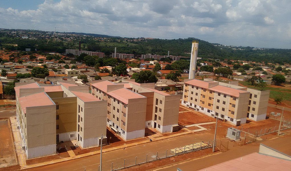 O governo do Estado informou que acertou parceria inédita com o Ministério das Cidades para que os municípios de Goiás recebam aportes de recursos do Novo Programa de Aceleração do Crescimento Infraestrutura (PAC); de acordo com informações da assessoria de imprensa do executivo, a garantia foi obtida pelo governador Marconi Perillo junto ao ministro Bruno Araújo, e os recursos começarão a ser liberados entre agosto e setembro; assim como o governo instituiu com o Goiás na Frente Municípios, os recursos serão repassados diretamente para as prefeituras executarem as obras, informou a assessoria (Foto: Leonardo Lucena) O governo do Estado informou que acertou parceria inédita com o Ministério das Cidades para que os municípios de Goiás recebam aportes de recursos do Novo Programa de Aceleração do Crescimento Infraestrutura (PAC); de acordo com informações da assessoria de imprensa do executivo, a garantia foi obtida pelo governador Marconi Perillo junto ao ministro Bruno Araújo, e os recursos começarão a ser liberados entre agosto e setembro; assim como o governo instituiu com o Goiás na Frente Municípios, os recursos serão repassados diretamente para as prefeituras executarem as obras, informou a assessoria