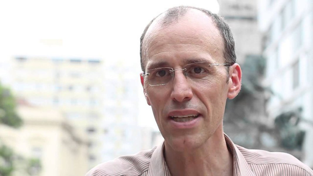 Ao final de 2014, a Câmara de Vereadores de Porto Alegre aprovou um projeto proibindo os poderes Executivo e Legislativo de celebrar ou prorrogar contratos com empresas que doaram dinheiro para partidos políticos ou campanhas eleitorais na cidade por quatro anos a partir da data da doação; a medida valeu já para as eleições de 2016, mas o vereador Marcelo Sgarbossa (PT), autor do projeto original, quer ampliar a proibição para pessoas físicas e proprietários, administradores, diretores, sócios, acionistas ou representantes de pessoas jurídicas que tenham feito doações, uma vez que percebeu que essas pessoas acabaram contornando a lei para continuar praticando o chamado “lobby eleitoral” (Foto: Leonardo Lucena) Ao final de 2014, a Câmara de Vereadores de Porto Alegre aprovou um projeto proibindo os poderes Executivo e Legislativo de celebrar ou prorrogar contratos com empresas que doaram dinheiro para partidos políticos ou campanhas eleitorais na cidade por quatro anos a partir da data da doação; a medida valeu já para as eleições de 2016, mas o vereador Marcelo Sgarbossa (PT), autor do projeto original, quer ampliar a proibição para pessoas físicas e proprietários, administradores, diretores, sócios, acionistas ou representantes de pessoas jurídicas que tenham feito doações, uma vez que percebeu que essas pessoas acabaram contornando a lei para continuar praticando o chamado “lobby eleitoral”
