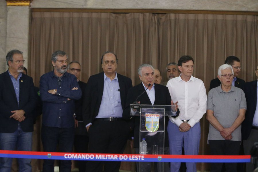 Durante visita ao Rio de Janeiro neste domingo, Michel Temer disse que os primeiros dias das ações integradas da Operação Segurança e Paz na região metropolitana da cidade já registraram queda nos índices de criminalidade, em especial de roubos de cargas; "No meu decreto, que assinei na sexta-feira, eu fixei, em razão do ano fiscal, que esta operação se dará até 31 de dezembro de 2017, mas nada impedirá que, no começo do ano, nós renovemos esse decreto, para fazê-lo vigorar até o final de 2018", contou, certo de que permanecerá no governo até lá (Foto: Aquiles Lins) Durante visita ao Rio de Janeiro neste domingo, Michel Temer disse que os primeiros dias das ações integradas da Operação Segurança e Paz na região metropolitana da cidade já registraram queda nos índices de criminalidade, em especial de roubos de cargas; "No meu decreto, que assinei na sexta-feira, eu fixei, em razão do ano fiscal, que esta operação se dará até 31 de dezembro de 2017, mas nada impedirá que, no começo do ano, nós renovemos esse decreto, para fazê-lo vigorar até o final de 2018", contou, certo de que permanecerá no governo até lá