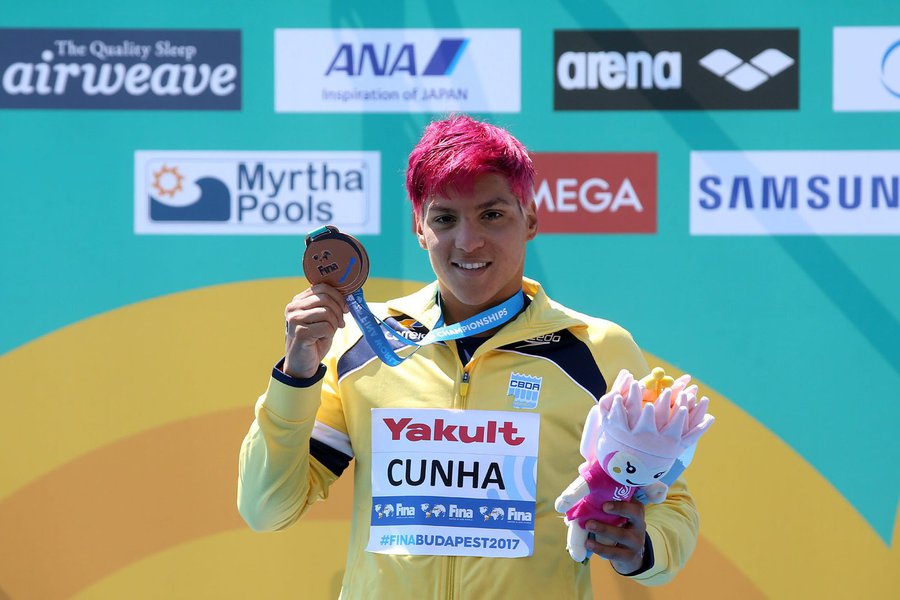 A atleta baiana Ana Marcela conquistou nesta sexta-feira em Budapeste, capital da Hungria, o primeiro lugar na maratona aquática no Campeonato Mundial de Esportes Aquáticos, a mais longa prova de natação do campeonato; em segundo lugar chegou a holandesa Sharon van Rouwendaal e em terceiro, a italiana Arianna Bridi; Ana Marcela nadou por mais de cinco horas os 25 quilômetros (km) da prova, no Lago Balton (Foto: Romulo Faro) A atleta baiana Ana Marcela conquistou nesta sexta-feira em Budapeste, capital da Hungria, o primeiro lugar na maratona aquática no Campeonato Mundial de Esportes Aquáticos, a mais longa prova de natação do campeonato; em segundo lugar chegou a holandesa Sharon van Rouwendaal e em terceiro, a italiana Arianna Bridi; Ana Marcela nadou por mais de cinco horas os 25 quilômetros (km) da prova, no Lago Balton