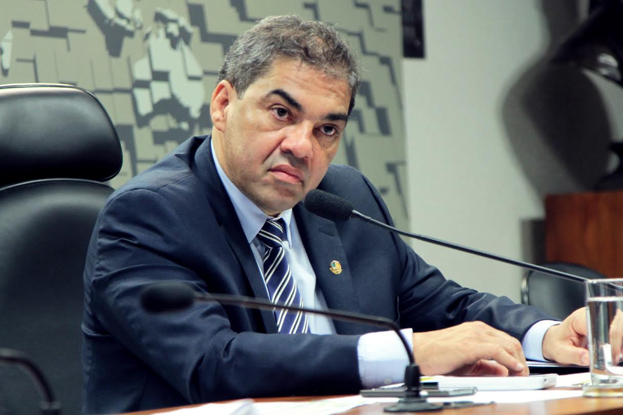 Mais uma pessoa indicada pelo senador Hélio José (PMDB-DF) foi demitida do governo federal, após o parlamentar votar contra a reforma trabalhista na Comissão de Assuntos Sociais (CAS); Aline Rezende deixou a superintendência do Instituto Brasileiro do Meio Ambiente (Ibama) do Distrito Federal; dois indicados pelo congressista já haviam sido exonerados; parlamentar chamou esta semana o governo Temer de corrupto e acusou o Palácio do Planalto de fazer um "balcão de negócios" em uma "retaliação terrível" (Foto: Leonardo Lucena) Mais uma pessoa indicada pelo senador Hélio José (PMDB-DF) foi demitida do governo federal, após o parlamentar votar contra a reforma trabalhista na Comissão de Assuntos Sociais (CAS); Aline Rezende deixou a superintendência do Instituto Brasileiro do Meio Ambiente (Ibama) do Distrito Federal; dois indicados pelo congressista já haviam sido exonerados; parlamentar chamou esta semana o governo Temer de corrupto e acusou o Palácio do Planalto de fazer um "balcão de negócios" em uma "retaliação terrível"