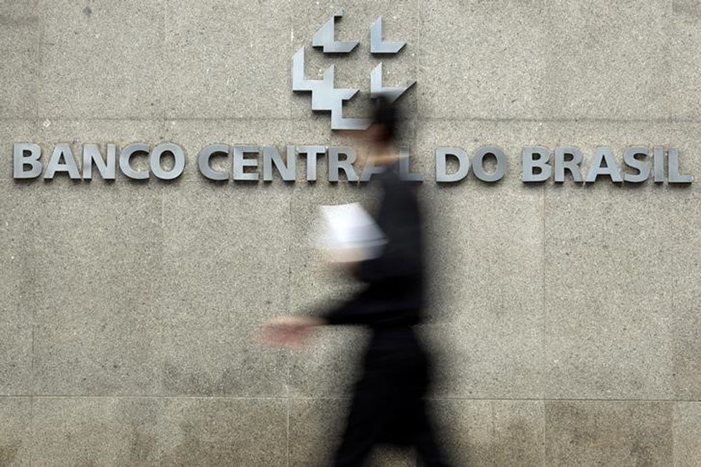 Homem passa pela logomarca do Banco Central na sede do banco em BrasÃÂlia. 15/01/2014 REUTERS/Ueslei Marcelino (Foto: Aquiles Lins) Homem passa pela logomarca do Banco Central na sede do banco em BrasÃÂlia. 15/01/2014 REUTERS/Ueslei Marcelino